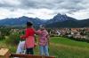 Im Rahmen der Allgäu Clean Up Days 2025 haben einige Teammitglieder der Füssen Tourismus und Marketing in Begleitung ihrer Familie Müll gesammelt. Unter anderem am Füssener Galgenbichl, wie auf dem Foto zu sehen. 