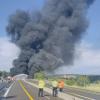 Eine Rauchsäule steigt nach dem Unfall eines Sattelschleppers auf.