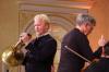 Solist Christoph Eß gemeinsam mit Dirigent Sebastian Tewinkel.