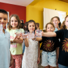 Schülerinnen und Schüler der Südschule Neureut stoßen mit frischgezapftem Wasser aus dem Trinkwassersprudler an. Schülerinnen und Schüler der Südschule Neureut stoßen mit frischgezapftem Wasser aus dem Trinkwassersprudler an.