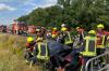 Einsatzkräfte der Feuerwehr Gerolzhofen befreiten den Fahrer des Unfallwagens  mithilfe von Rettungsscheren aus seinem stark beschädigten Fahrzeug.