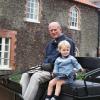 Prinz George mit Urgroßvater Prinz Philip. 