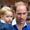 Die Ähnlichkeit ist unverkennbar: der zweijährige Prinz George und Vater Prinz William als sie im Krankenhaus seine neugeborene Schwester Charlotte besuchten. 