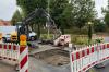 Ein Baggerfahrer ist am Mittwochvormittag damit beschäftigt, das Loch, das sich im Parkplatz vor dem Jugendhaus in Gerolzhofen aufgetan hat, wieder zu verfüllen.