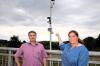 Keine Laser-Falle, sondern ein Forschungsgerät: Heiko Paeth und Nina von der Stein zeigen die Messstation an der Astheimer Brücke 