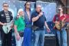 Beim Benefizkonzert des Rhönklubs Wildflecken für die abgebrannte Kissinger Hütte: Joe Hurrican, Steffi Eiter (1. Vorsitzende des Rhönklubs Wildflecken), Duke Elvis, Thomas Hammelmann (früherer Vorsitzender des Rhönklubs Bad Kissingen) und Shorty Curlman.