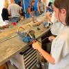 Realschülerin der Realschule Gerolzhofen beim Erproben gestalterischer handwerklicher Aufgaben.