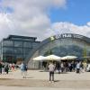 Die Eröffnung des neuen GreenTech Hub südlich vom Flughafen Memmingen ist mit einem Tag gefeiert worden, der sich ganz den Themen Innovationen und grüne Technologien widmete. Diskussionen, Vorträge und Kurzvorstellungen von Startups fanden im Event-Shelter (rechts) des GT Hub statt.
