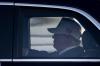 US-Präsident Donald Trump sitzt am Amsterdamer Flughafen in seinem Auto – auf der Gemündener Mainlände würde das genauso aussehen.