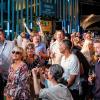 Zahlreiche Menschen besuchen am Donnerstag 17.07.25 das Wein- und Musikfest „Wein am Stein“ in Würzburg.
