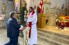 Nach dem Wallfahrtsamt des pastoralen Raums Schweinfurter Oberland am Grab des seligen Liborius Wagner segnete Pfarrer Andreas Heck die Pilger mit einer Reliquie des Märtyrers.