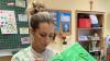Jessica Obel-Söllner gibt den Kindern Gestaltungstipps.