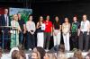 (v.l.n.r.) Achim Höfle, Tamara Bischof und Harald Rößner zeichneten auch die künstlerischen Beiträge von unterschiedlichen Klassen und einem Schüler zur Gestaltung von Schulräumen mit dem Preis „Gemeinsam in die Zukunft“ aus: Stellvertretend für alle, die an diesen Aktionen beteiligt waren, wurden Fiona Raab (11c), Mia Reul (11d), Lena Wiedenbauer (Klassenleiterin 11d), Hanna Büttner (11d), Lilly Wichmann (11c) und Robin Wachtel (Q12 G8) gemeinsam mit ihrer Kunstlehrerin Stefanie Neff mit einer Urkunde und einem Geldpreis geehrt.