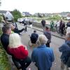 Bei einem Ortstermin besichtigte der Bauausschuss des Stadtrats das Grundstück in der Landsberger Hopfengartenstraße. Auch etliche Anwohnende waren gekommen. 