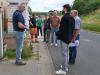 Bürgermeister Thomas Heinrichs (links) steht mit Vertretern der ausführenden Firmen an der Stelle, an der ab dem 4. August der neue Bürgersteig in der Bimbacher Straße gebaut werden soll. Foto: Lothar Riedel