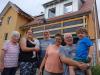 Vier Generationen unter einem Dach (von links): Gunda Hümpfner, Katharina Mohr mit Leonie, Sebastian, Birgit und Ralf Hümpfner mit Enkel Lukas fühlen sich wohl in ihrem „Mehrgenerationenhaus“.