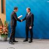 Innenstaatssekretär Sandro Kirchner (links) überreichte an den Bürgermeister von Bad Königshofen, Thomas Helbling, die Kommunale Verdienstmedaille in Bronze. 