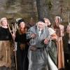 Mit dem letzte Teil der Trilogie um den Giebelstadter Ritter Florian Geyer endet nach 35 Jahren auch die Regiearbeit von Renier Baaken auf der Freilichtbühne vor der Geyer-Ruine. Die Zuschauer erwarten turbulente Kampf- und Reitszenen. 