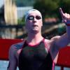 Schwimm-WM in Indonesien: Florian Wellbrock jubelt über seinen Sieg im Freiwasserschwimmen.