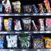 Der neue Warenautomat steht an der Schulbushaltestelle.