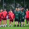 Knackige Ansprache im Regen: Christian Wück auf dem Trainingsplatz.