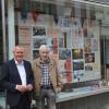 Bürgermeister Thomas Stamm (links) und Christian Knittel vom Historischen Verein freuen sich über zahlreiche Laurenzi-Fotos, die ab sofort in der Marktheidenfelder Innenstadt zu sehen sind.