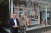Bürgermeister Thomas Stamm (links) und Christian Knittel vom Historischen Verein freuen sich über zahlreiche Laurenzi-Fotos, die ab sofort in der Marktheidenfelder Innenstadt zu sehen sind.