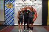 Mona Weber (links), Trainer Alfred Weber und Julia Weidenauer bei der 19. Offenen Münchner Meisterschaft beim ESV München-Neuaubing. 