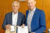Im Rathaus erhielt Tilman Ritter (links) von Oberbürgermeister Thomas Kiechle die Denkmalschutzmedaille 2025.