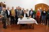 Dr. Joachim Hamberger trägt sich mit Teilnehmern der forsthistorischen Sommertagung sowie Ehrengästen ins Goldene Buch der Stadt ein. 