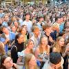 Hunderte von menschen treffen sich bei Wein am Stein, um wein zu trinken und gute musik zu hören