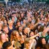 Hunderte von menschen treffen sich bei Wein am Stein, um wein zu trinken und gute musik zu hören