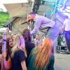 Hunderte von menschen treffen sich bei Wein am Stein, um wein zu trinken und gute musik zu hören