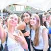 Hunderte von menschen treffen sich bei Wein am Stein, um wein zu trinken und gute musik zu hören