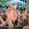 Hunderte von menschen treffen sich bei Wein am Stein, um wein zu trinken und gute musik zu hören