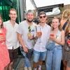 Hunderte von menschen treffen sich bei Wein am Stein, um wein zu trinken und gute musik zu hören