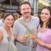 Hunderte von menschen treffen sich bei Wein am Stein, um wein zu trinken und gute musik zu hören