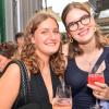 Hunderte von menschen treffen sich bei Wein am Stein, um wein zu trinken und gute musik zu hören