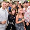 Hunderte von menschen treffen sich bei Wein am Stein, um wein zu trinken und gute musik zu hören