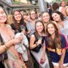 Hunderte von menschen treffen sich bei Wein am Stein, um wein zu trinken und gute musik zu hören