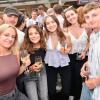 Hunderte von menschen treffen sich bei Wein am Stein, um wein zu trinken und gute musik zu hören