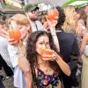 Hunderte von menschen treffen sich bei Wein am Stein, um wein zu trinken und gute musik zu hören
