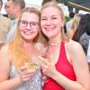 Hunderte von menschen treffen sich bei Wein am Stein, um wein zu trinken und gute musik zu hören