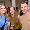 Hunderte von menschen treffen sich bei Wein am Stein, um wein zu trinken und gute musik zu hören