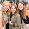 Hunderte von menschen treffen sich bei Wein am Stein, um wein zu trinken und gute musik zu hören
