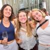 Hunderte von menschen treffen sich bei Wein am Stein, um wein zu trinken und gute musik zu hören