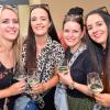 Hunderte von menschen treffen sich bei Wein am Stein, um wein zu trinken und gute musik zu hören