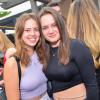 Hunderte von menschen treffen sich bei Wein am Stein, um wein zu trinken und gute musik zu hören