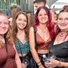 Hunderte von menschen treffen sich bei Wein am Stein, um wein zu trinken und gute musik zu hören