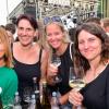 Hunderte von menschen treffen sich bei Wein am Stein, um wein zu trinken und gute musik zu hören